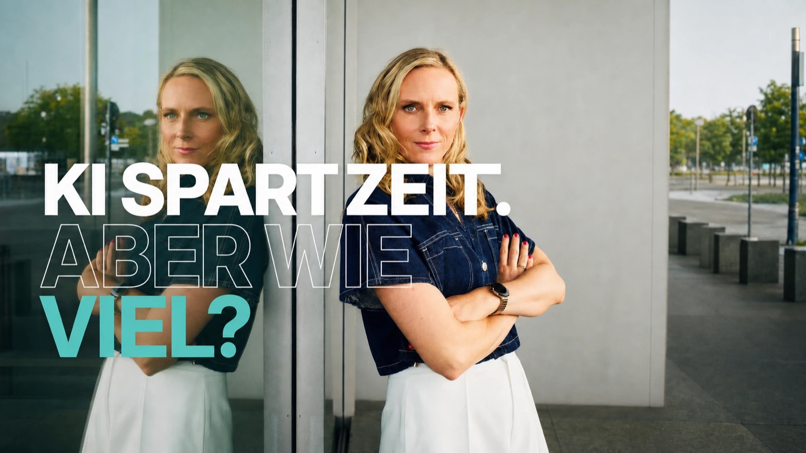 Hannah Dahl lehnt mit verschränkten Armen an einer Glasfassade, davor der Text "KI spart Zeit. Aber wie viel?"