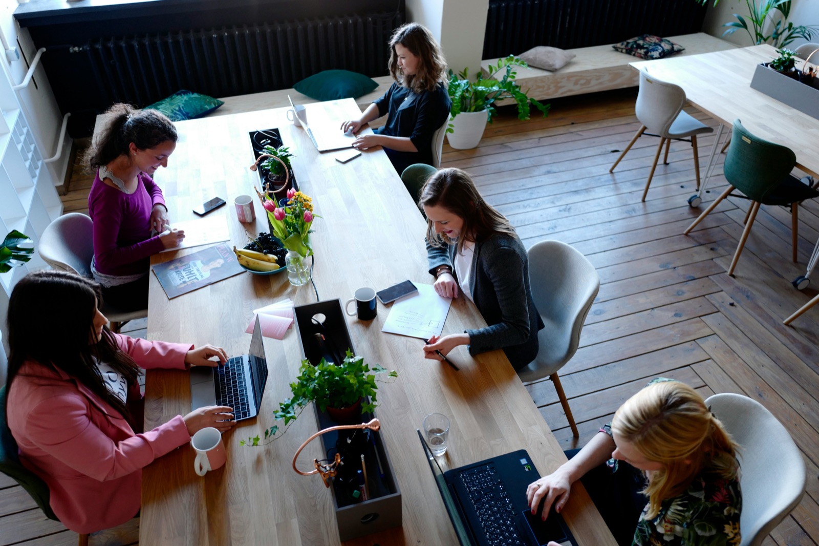 Runde von Unternehmerinnen am gemeinsamen Tisch