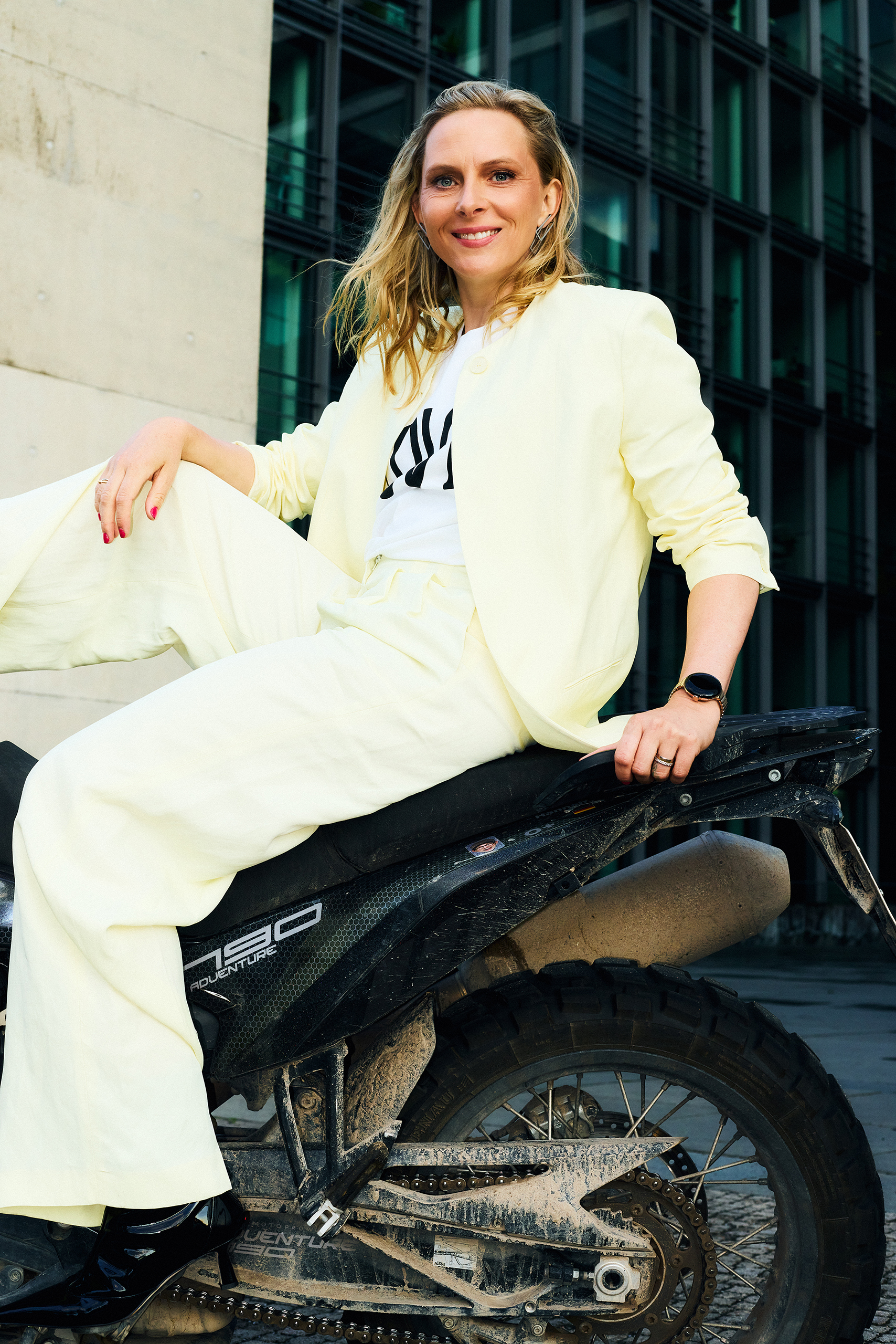 Hannah Dahl auf ihrer Reiseenduro