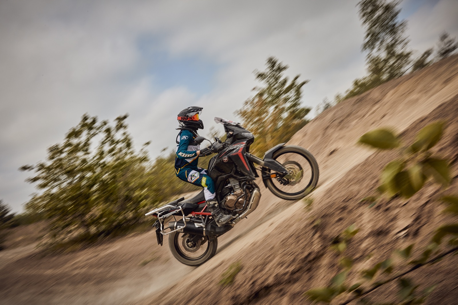 Hannah Dahl auf der Enduro