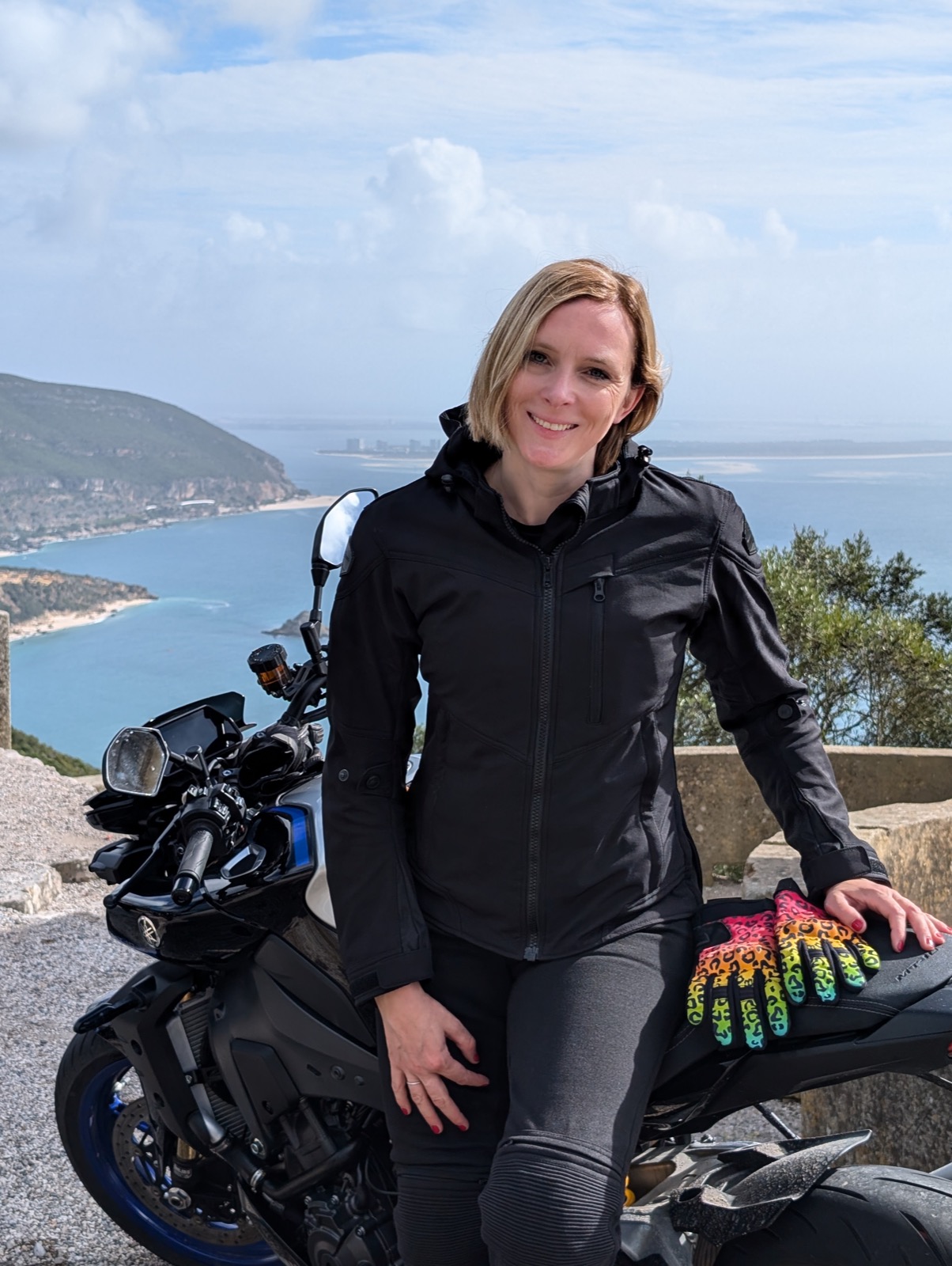 Hannah Dahl mit Motorrad am Meer